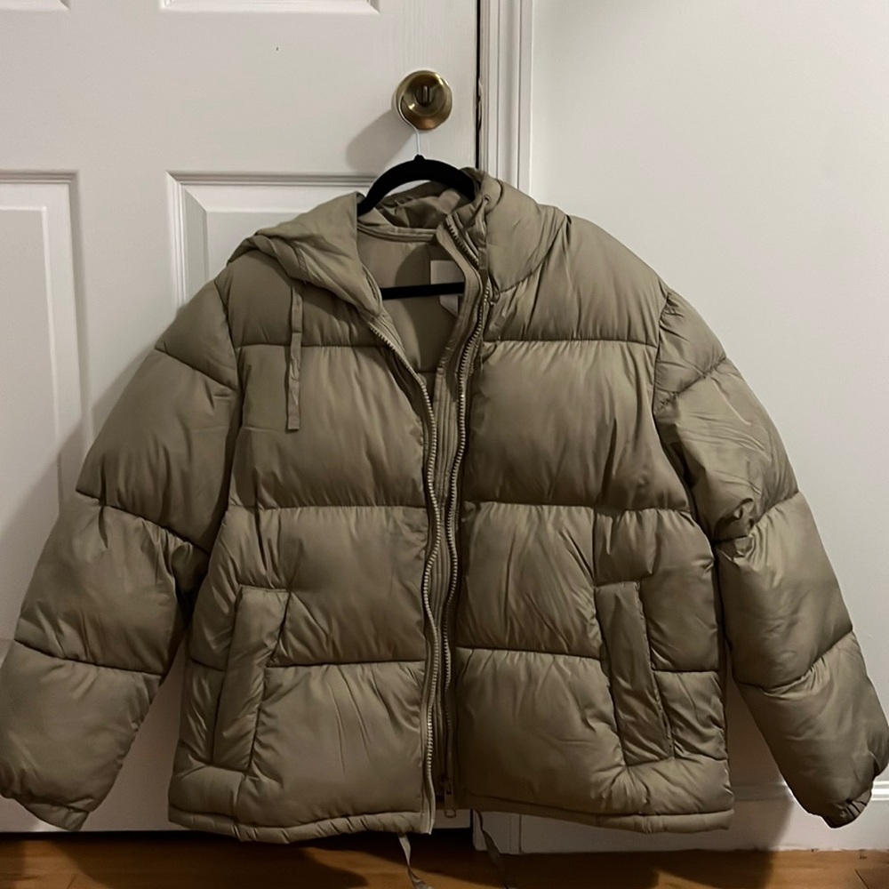 Puffer jacket, for cold snowy days.